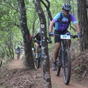 Los Que Sí-Daniel en bici de montaña 300x300